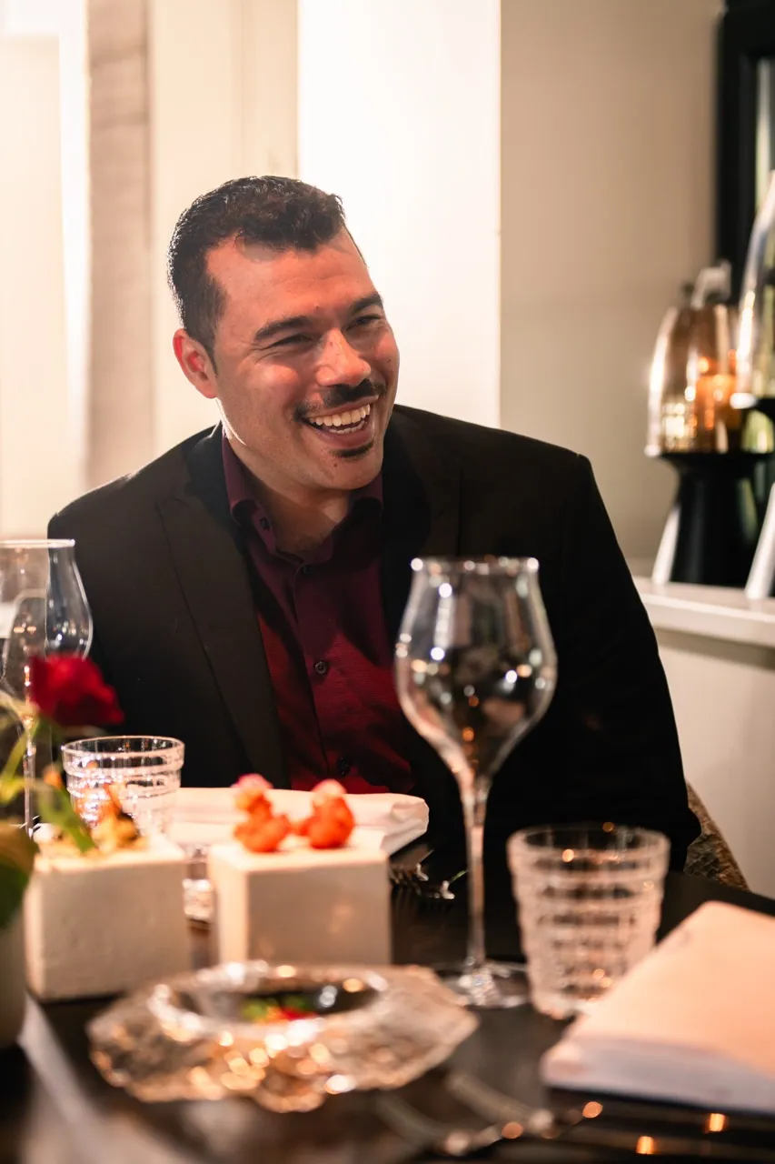 Lachende gast aan een feestelijk gedekte tafel